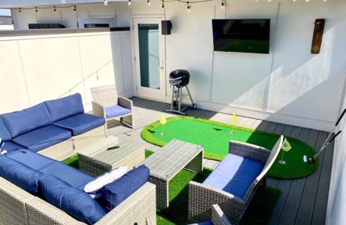 Nashville Casa | East Nashville Townhome 5min to Grand Ole Opry! Rooftop Deck, Grill, TV and Golf