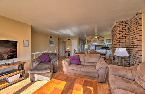 Emerald Isle Apartamento | East of the Sun Beachside Apartment with Deck!