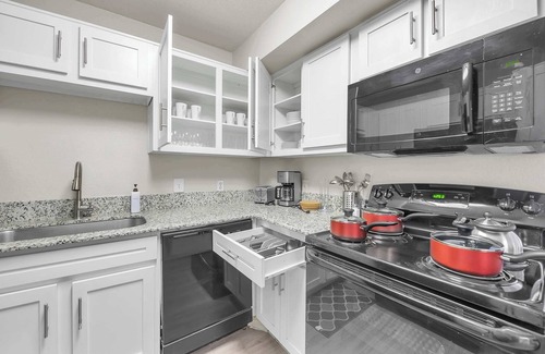 Pleasant Valley Apartamento | East Riverside Serenity: Spacious 4 BR/4 BA Haven