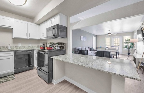 Pleasant Valley Apartamento | East Riverside Serenity: Spacious 4 BR/4 BA Haven