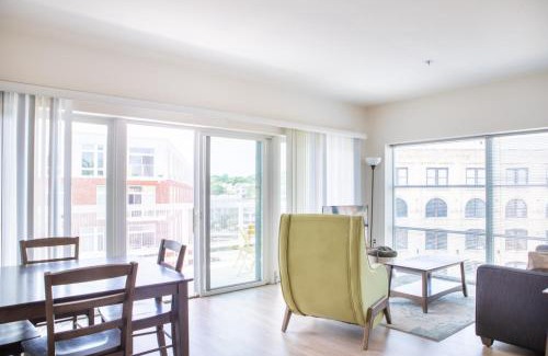 Lower East Side Apartamento | East Side 1BR Apt - Near Brady St and Fiserv with Balcony