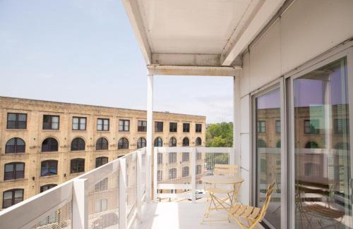 Lower East Side Apartamento | East Side 1BR Apt - Near Brady St and Fiserv with Balcony