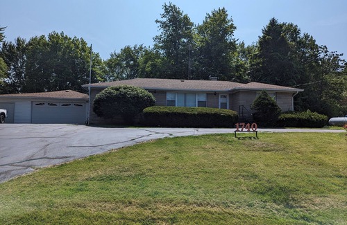 Terre Haute Casa | East side of town with HOT TUB - 2 king, 1 full