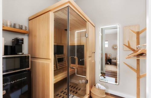 McKinley Heights Casa | East Side Sanctuary Hot Tub Sauna