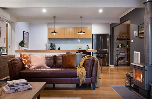 Daylesford Casa | East St Spa House-2 Bed, 2 bathroom, log fire, spa bath