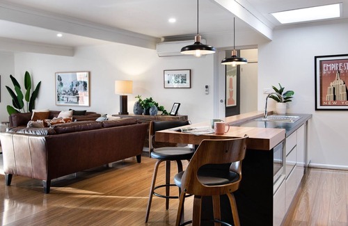 Daylesford Casa | East St Spa House-2 Bed, 2 bathroom, log fire, spa bath