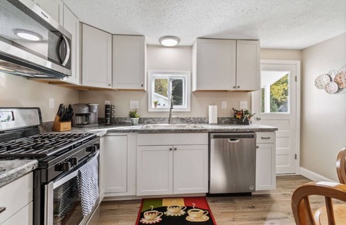 East Syracuse Casa | East Syracuse - 3 BDRM w/ Yard & Parking