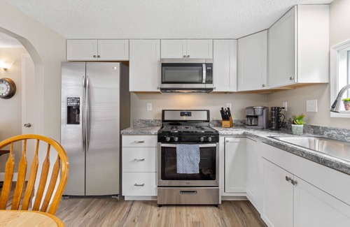 East Syracuse Casa | East Syracuse - 3 BDRM w/ Yard & Parking