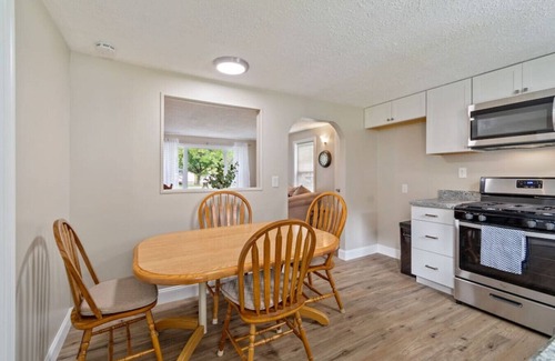 East Syracuse Casa | East Syracuse - 3 BDRM w/ Yard & Parking
