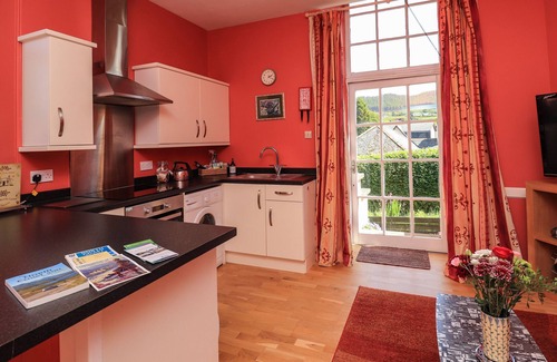 Strathpeffer Cabaña | EAST WING, romantic, character holiday cottage in Strathpeffer