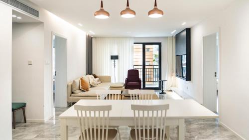 Jing'an Apartamento | Eastern Hub - Jing'an Temple Branch Art Spacious 3-Bedroom, Sunny House with 2 Balconies