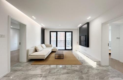 Jing'an Apartamento | Eastern Hub - Jing'an Temple Branch Art Spacious 3-Bedroom, Sunny House with 2 Balconies