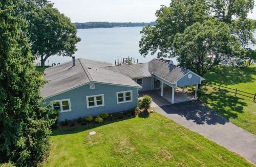 Mount Holly Casa | Easthaven Game Themed Waterfront Fun