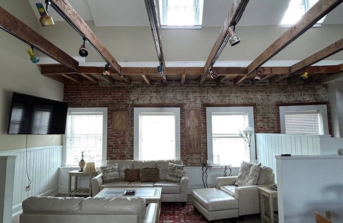 Easton Apartamento | EASTON Beautiful APT. 3bed3bathKitchinDining/living room-walk to all places