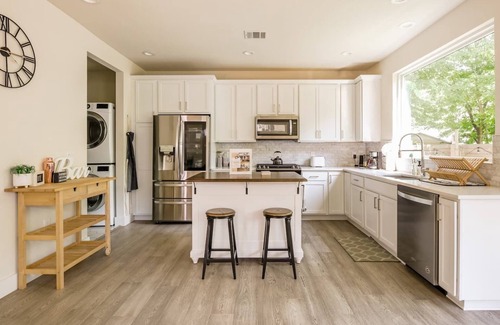 Govalle Casa | Eastside Escape *backyard games, Walk to Bars, Brews & Good Eats*