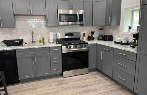 Lincoln-Lemington-Belmar Casa | Eastside vibes ~ Roomy. Peaceful. Charming. Free parking, 3 BR, 2 bath, Sleeps 6