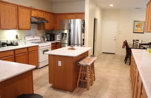 Eastvale Casa | Eastvale/Ontario Cozy Peaceful Suburban House/说中文