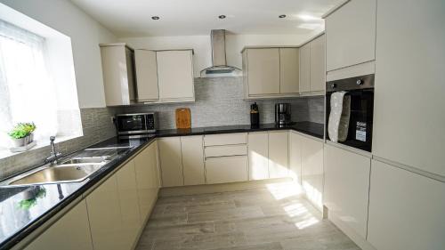 Slough Casa | Easy 2 Manage 4Bedroom House with Complimentary Parking