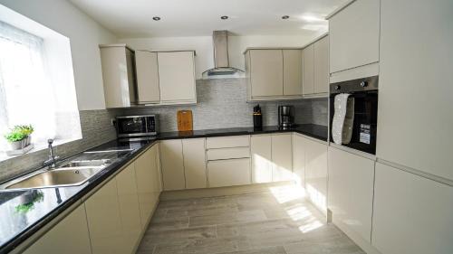 Slough Casa | Easy 2 Manage 4Bedroom House with Complimentary Parking