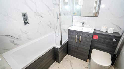Slough Casa | Easy 2 Manage 4Bedroom House with Complimentary Parking