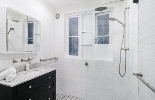 Rose Bay Apartamento | Easy Access 2BR Flat with Parking in Rose Bay