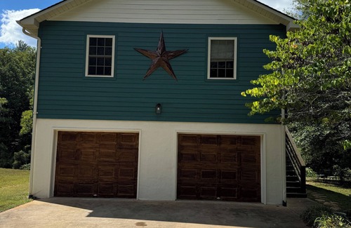 Cullowhee Casa | Easy access 3 bd 3 ba riverside retreat just 5 mins from WCU campus! Ping pong!