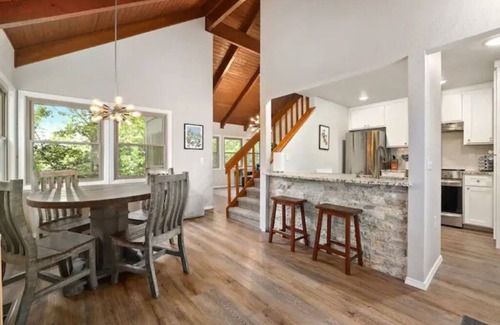 Bella Vista Casa | Easy access to bike, hike, golf or paddle from this Bella Vista retreat!