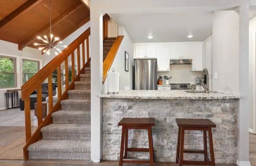 Bella Vista Casa | Easy access to bike, hike, golf or paddle from this Bella Vista retreat!