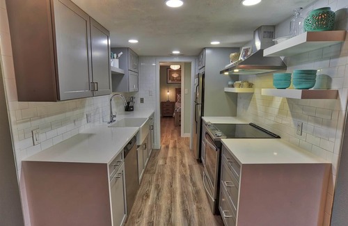 Warrior's Mark Condominio | ¡Nuevo listado! Condominio en la ciudad 2BR / 2BA con piscina / jacuzzi; cerca de tiendas y pistas