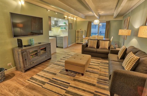 Warrior's Mark Condominio | ¡Nuevo listado! Condominio en la ciudad 2BR / 2BA con piscina / jacuzzi; cerca de tiendas y pistas