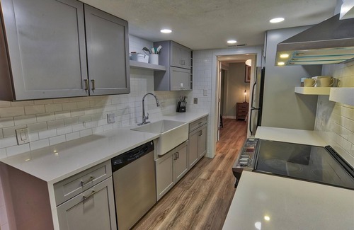 Warrior's Mark Condominio | ¡Nuevo listado! Condominio en la ciudad 2BR / 2BA con piscina / jacuzzi; cerca de tiendas y pistas