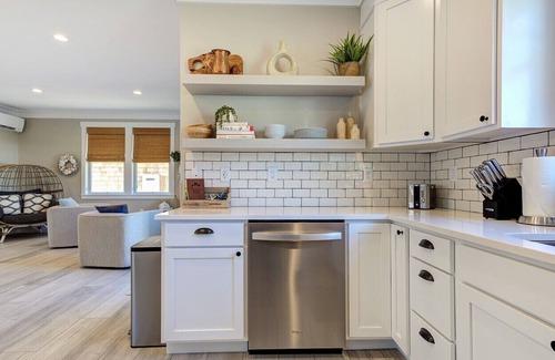Pacific Beach Casa | EASY BREEZY Cottage Seabrook WA! Dog friendly w/ Hot Tub