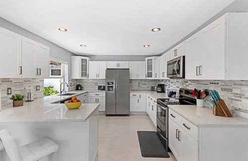 Lauderdale Beach Casa | ~Easy Breezy~ Walk to Beach, Dining & Shops! Relaxing Patio w/Hot Tub & Hammock