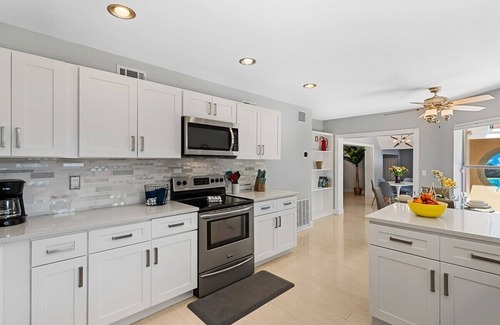 Lauderdale Beach Casa | ~Easy Breezy~ Walk to Beach, Dining & Shops! Relaxing Patio w/Hot Tub & Hammock