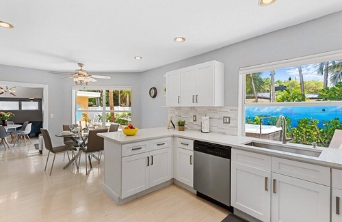 Lauderdale Beach Casa | ~Easy Breezy~ Walk to Beach, Dining & Shops! Relaxing Patio w/Hot Tub & Hammock