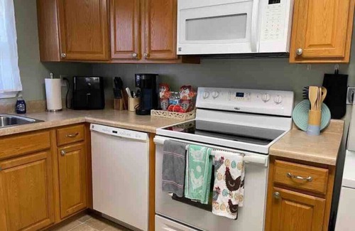 Rockwood Casa | EASY Checkout, Safe, Comfy 3 bd w/KING Pets OK