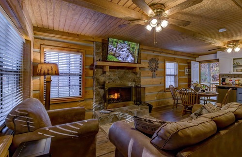 Townsend Cabina | Creekside Cabin | 11mi to Cades Cove + Jacuzzi