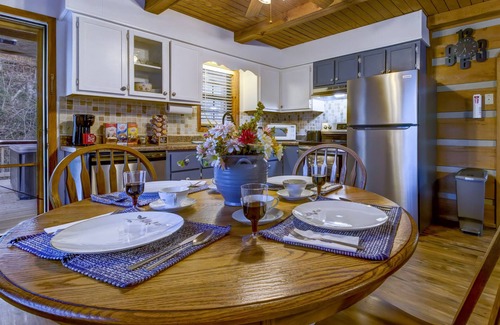 Townsend Cabina | Creekside Cabin | 11mi to Cades Cove + Jacuzzi