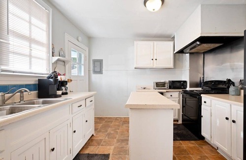 Richmond Hill Casa | Easy Drive to Pembroke & Historic District+Pets