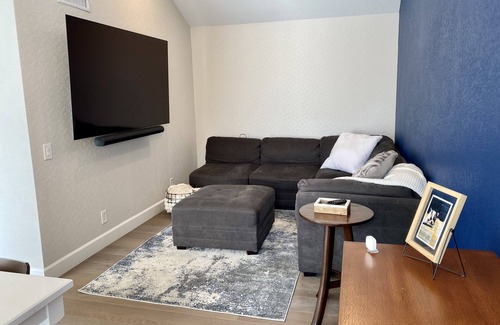 Laguna Niguel Condominio | Queen + baño privado en 2 dormitorios compartidos