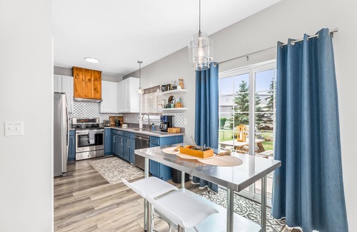 New Baltimore Casa | Easy Stay in Anchor Bay - Gym | Theater | Sleeps12