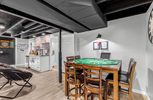 New Baltimore Casa | Easy Stay in Anchor Bay - Gym | Theater | Sleeps12
