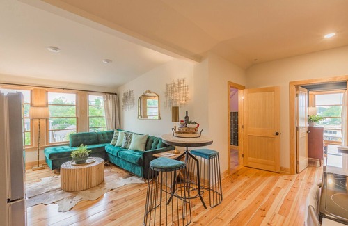 Northside Apartamento | Easy walk to shops and restaurants. Plenty of free parking