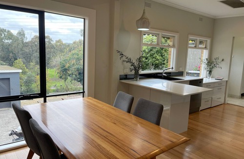Malvern East Casa | Easy Walk to station-Pets Welcome-Golf Course Views