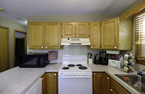 Lackawaxen Casa | Easy walk to the ski slopes and the shop.