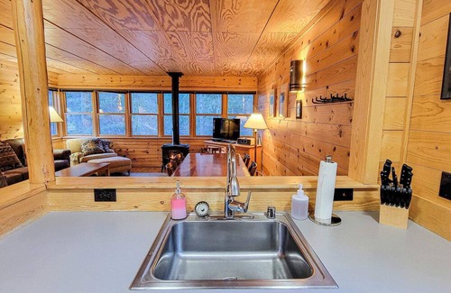 Mazama Cabina | Easy Winters - one bedroom cabin at Wilson Ranch