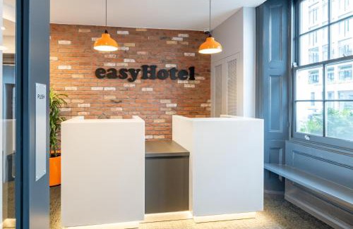 Warwick Hotel | easyHotel Victoria