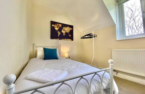 Old Somerby Casa | EasyRest - Spacious Detached House - 10 Beds - 5 Bedrooms - 4 Bathrooms - Secure Parking 5 Vehicles - Excellent Road Links - Perfect for Contractors & Large Groups