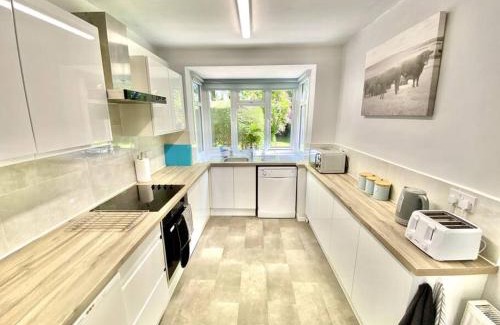 Old Somerby Casa | EasyRest - Spacious Detached House - 10 Beds - 5 Bedrooms - 4 Bathrooms - Secure Parking 5 Vehicles - Excellent Road Links - Perfect for Contractors & Large Groups