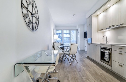 Fashion District Condominio | Eat Play Work - New! Front & Spadina Luxury Condo